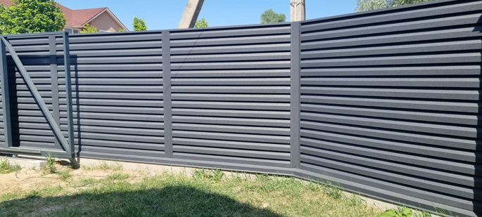 Стильный забор для загородного дома
