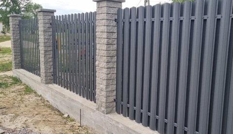 Ворота и забор из металлического штакетника